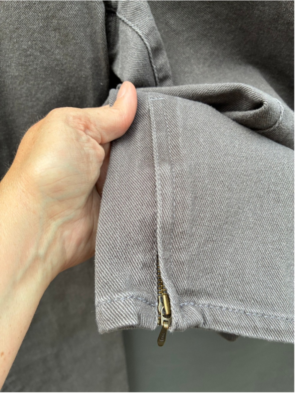 Cabi Jeans Ankle Cropped Pants Grey with zippers Size 14 - Picture 3 of 8